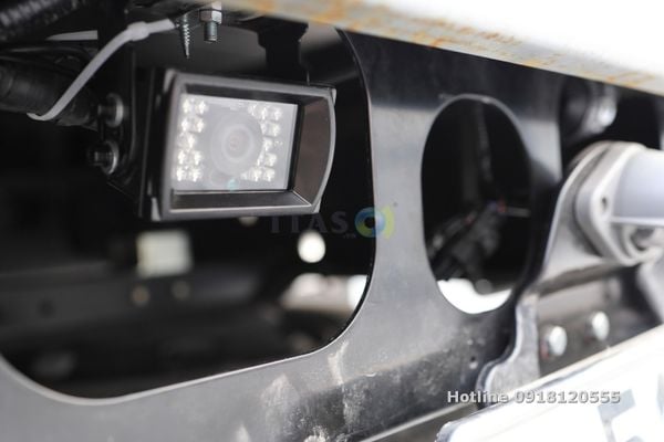 Tài xế đang lùi xe bằng camera lùi Sojicam RX100