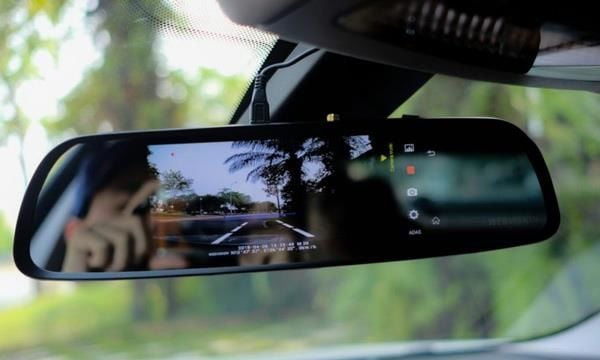 Camera hành trình gương chiếu hậu ô tô hiển thị hình ảnh đường phía sau trên màn hình cảm ứng