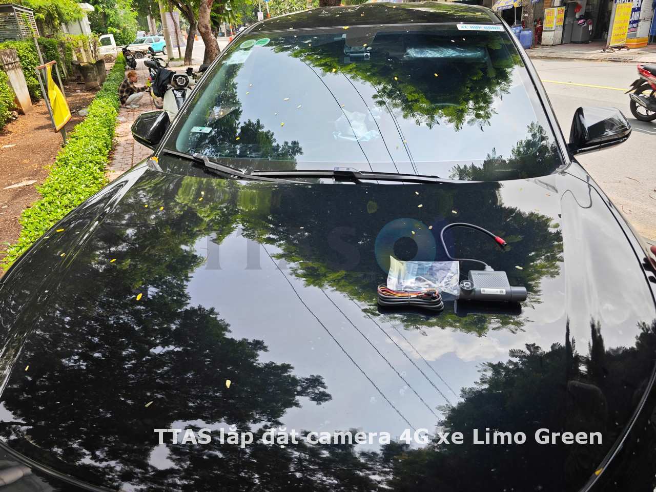 Camera 4G và bộ dây lắp đặt trên nắp capo xe Limo Green