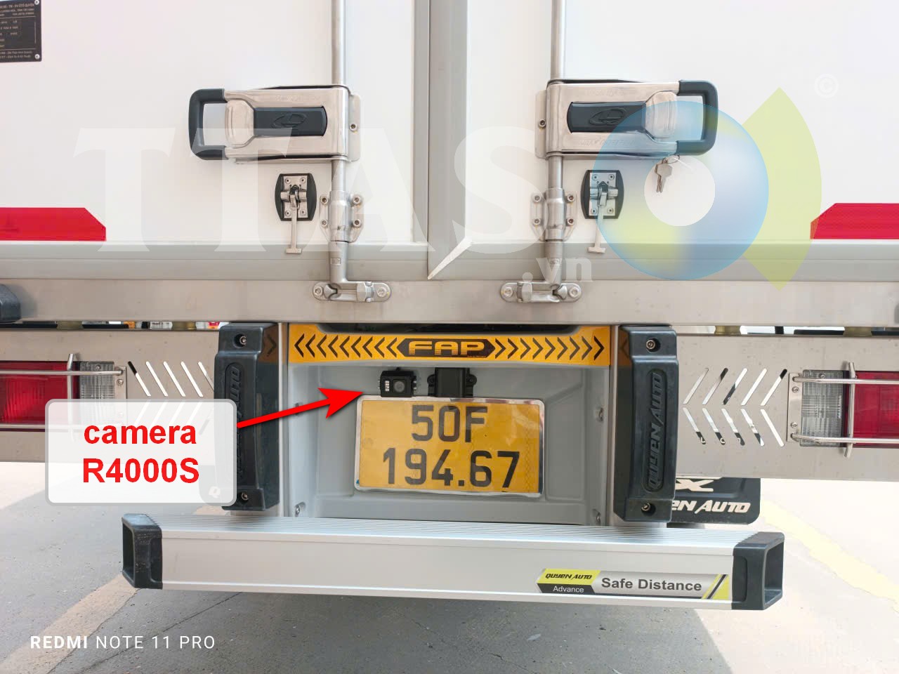 Camera R4000S gắn phía sau xe tải, ngay phía trên biển số xe