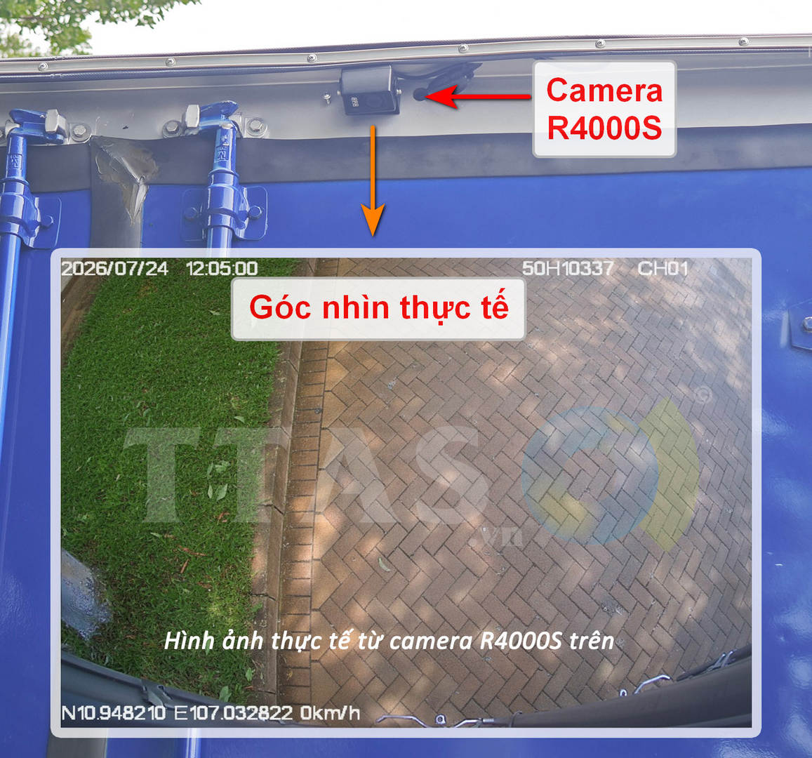 Camera R4000S gắn trên xe, ghi hình góc nhìn thực tế sân lát gạch và bãi cỏ bên đường