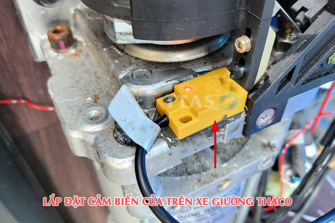 Cảm biến cửa màu vàng lắp trên cụm cơ khí xe giường nằm Thaco