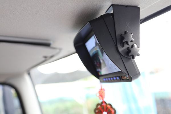 Màn hình camera hành trình gắn trần ô tô hiển thị hình ảnh phía sau xe
