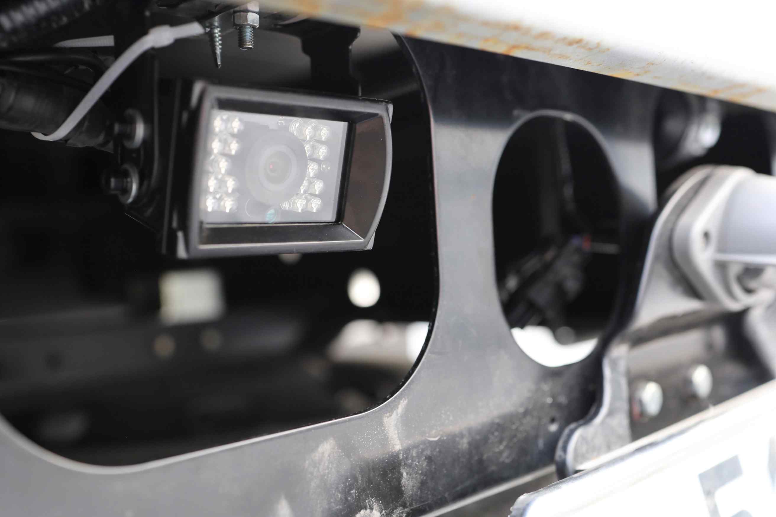 Camera lùi ô tô gắn dưới gầm xe với đèn hồng ngoại hỗ trợ quan sát ban đêm